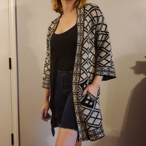 Black and white cardigan w/pockets